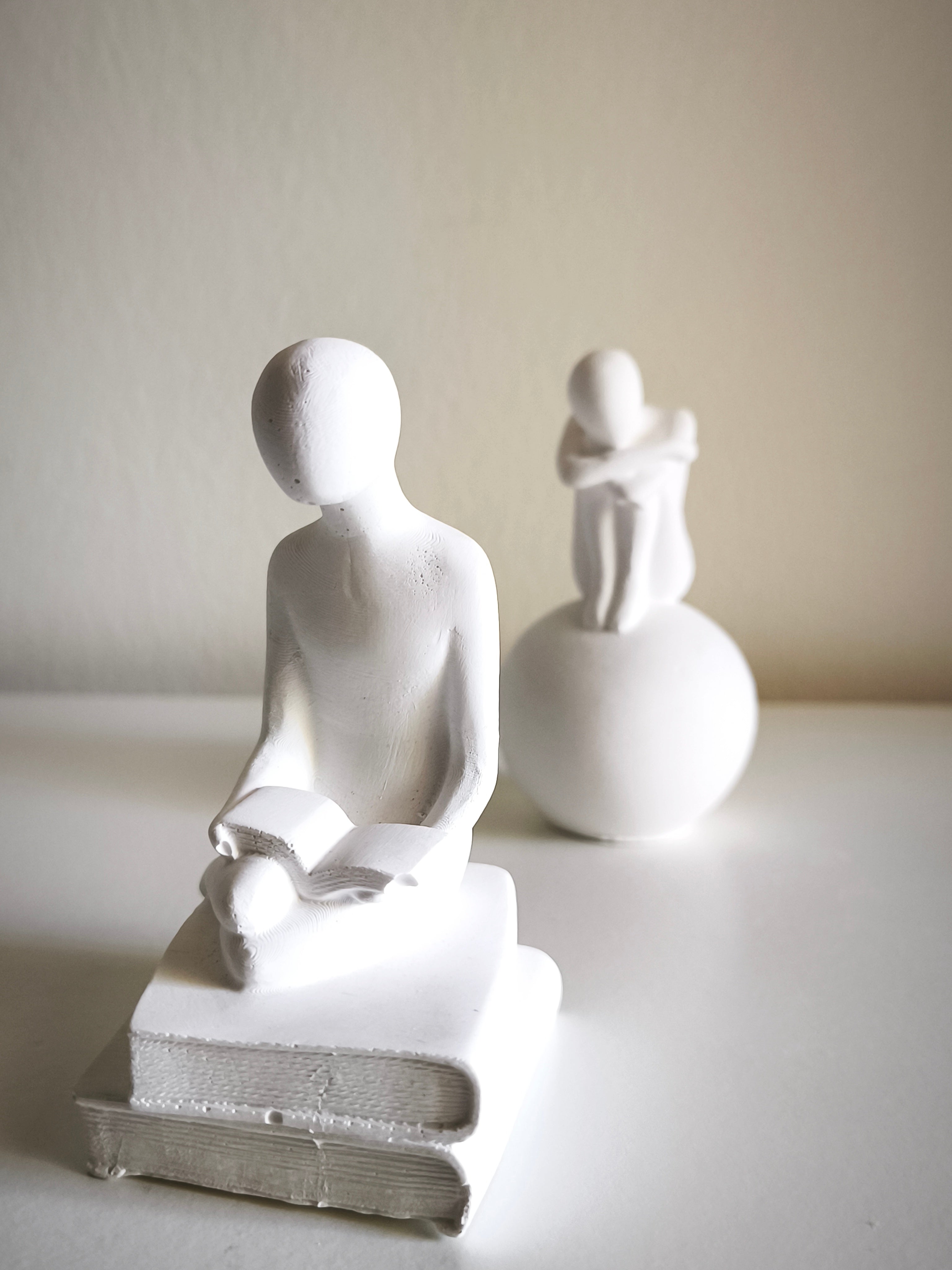 Figuras decorativas "Lee y piensa"